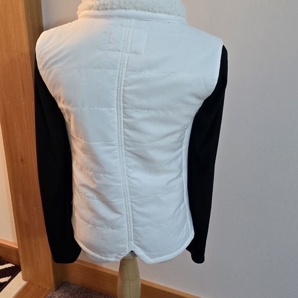 Vest - Picture 2 of 9